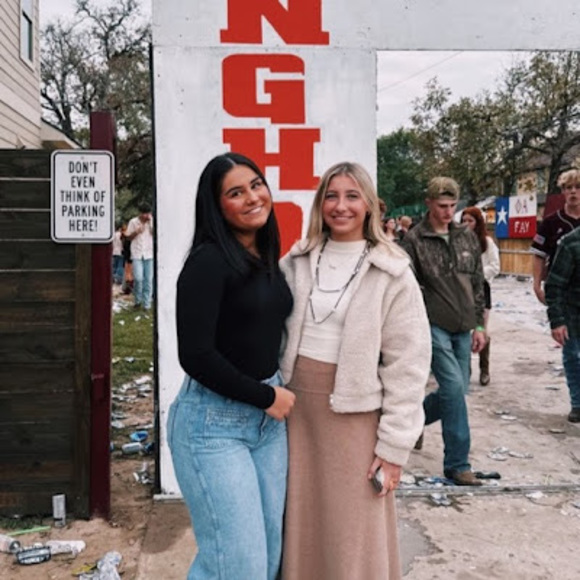 Meet your Posher, Ellie - Picture 1 of 1